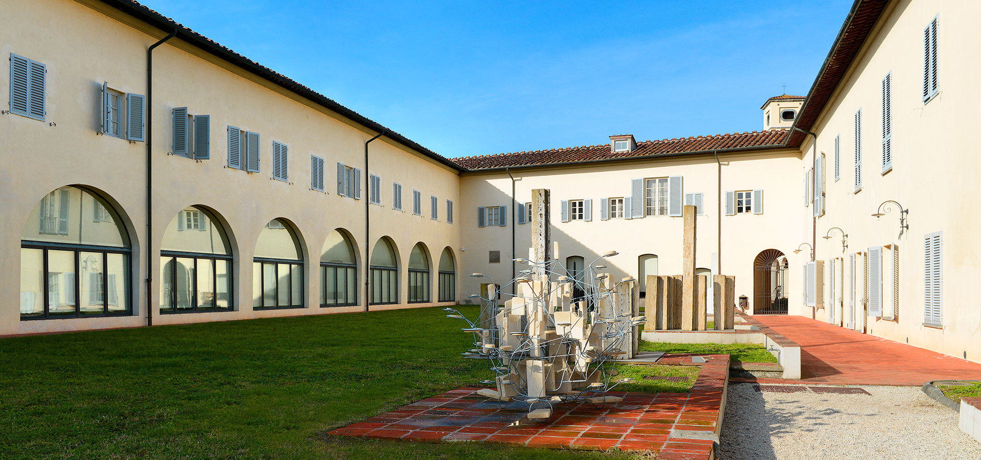 Il-secondo-chiostro,-con-in-primo-piano-Salvatore-Sava,-Metamorfosi-mediterranee,-2013-2018-(1)