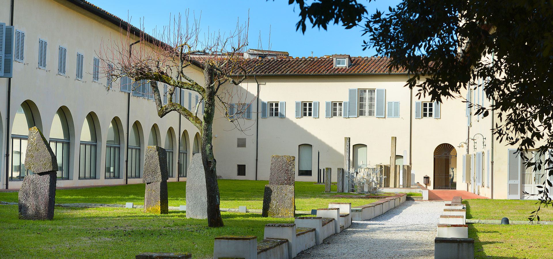 Il-secondo-chiostro,-con-in-primo-piano-Lorenzo-Guerrini,-Il-trono-(1976),-Pietra-strana-(1976),-Figura-femmina-(1977)-e-Figura-(1982)-(2)