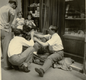 Ragghianti mentre gira a Lucca il critofilm "Lucca citta' comunale" (1955)