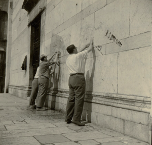 Ragghianti mentre gira a Lucca il critofilm "Lucca citta' comunale" (1955)